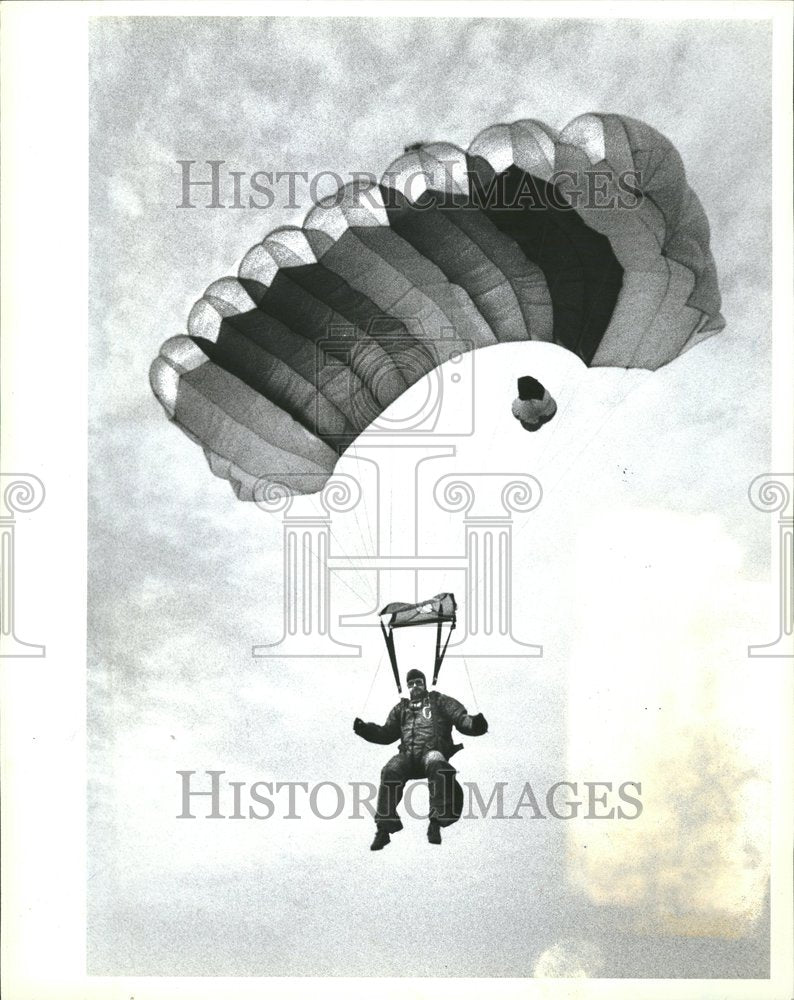 1983, Skydiving Students Carl Ferguson door - RRV61087 - Historic Images