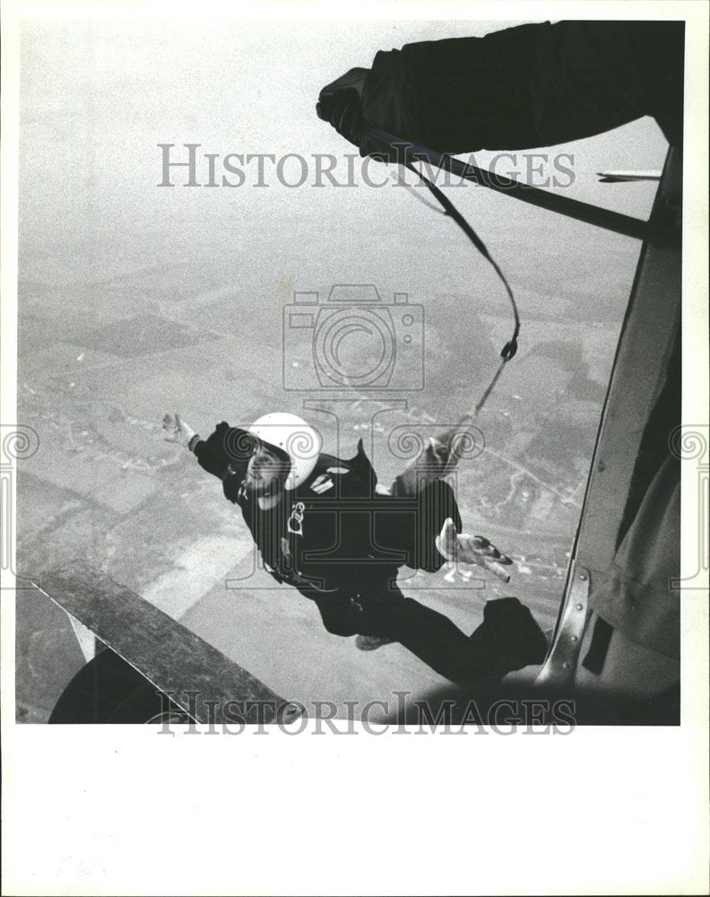 1983 Press Photo Skydiving Students Carl Ferguson flies - RRV61091 - Historic Images