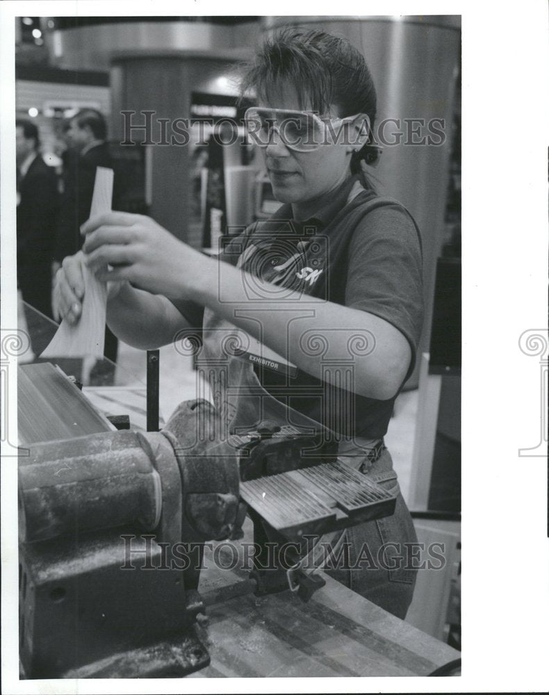 1992 Press Photo Michelle Mottier Skill Both Shape Wood - Historic Images