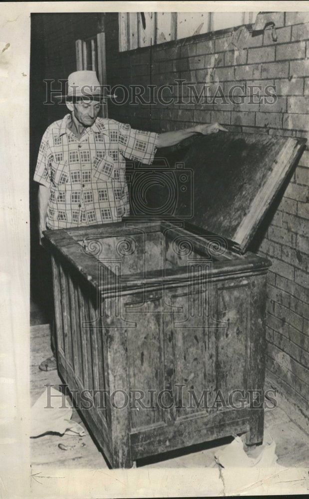 1953 Press Photo Skeeet Jackson look old ice box death - RRV61273 - Historic Images