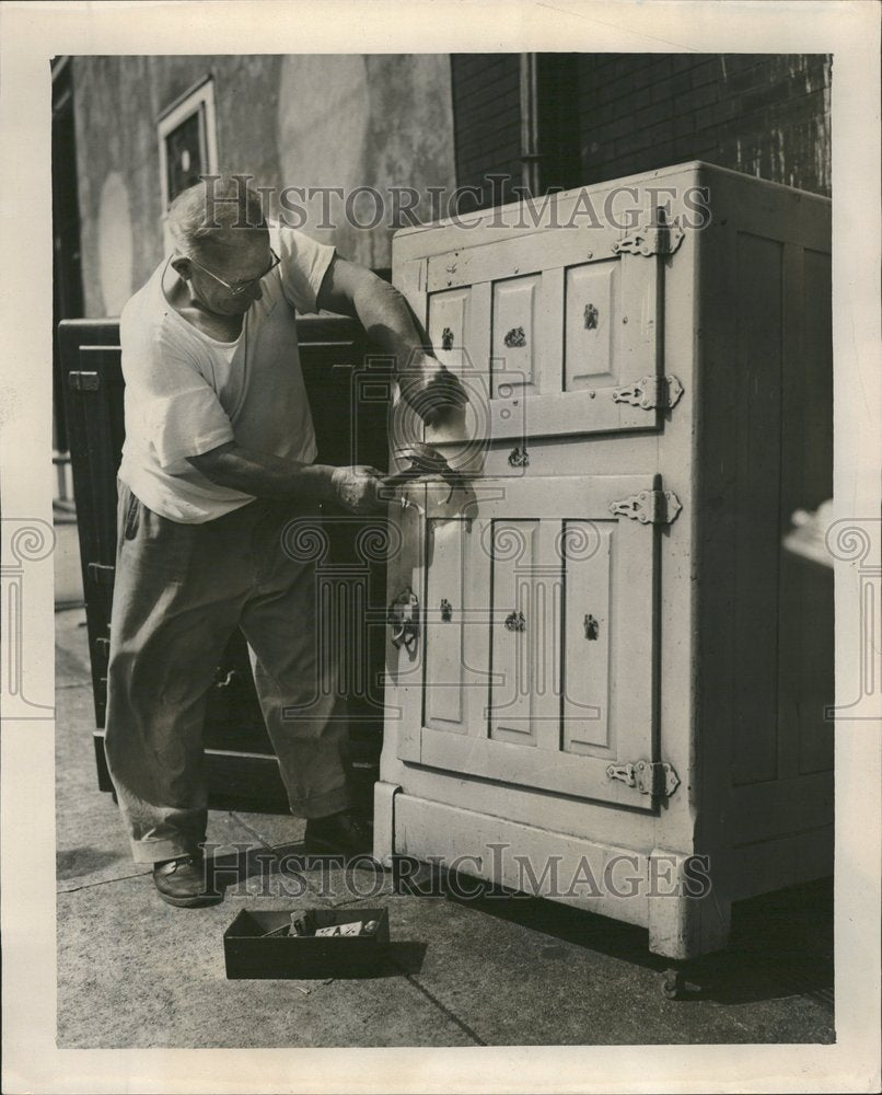 Press Photo Locker Nail Man hammer - RRV61281 - Historic Images