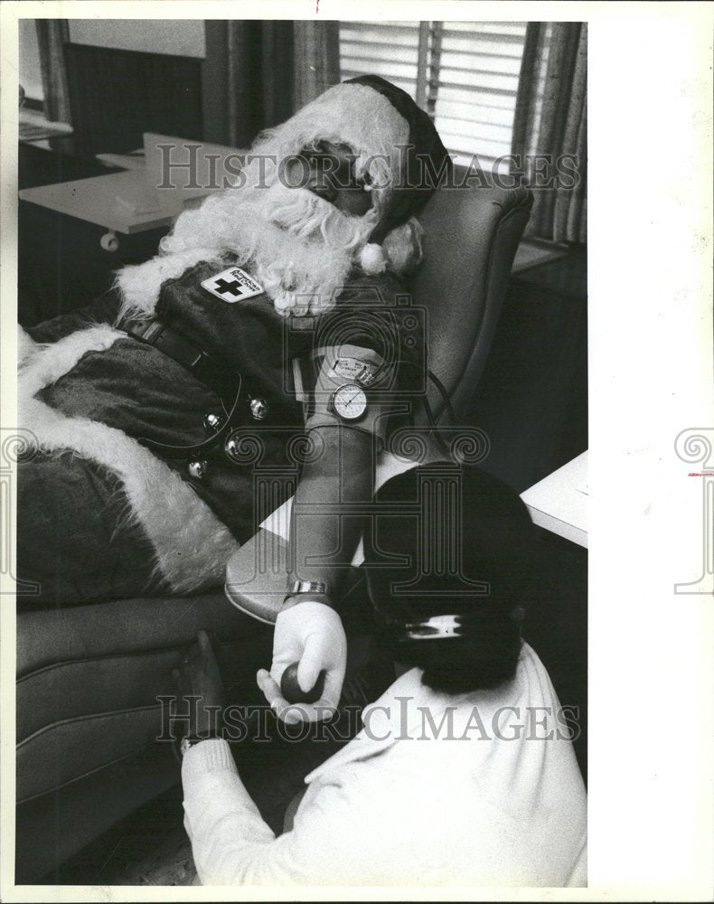 1983 Ultimate gift Santa Claus Christmas - Historic Images