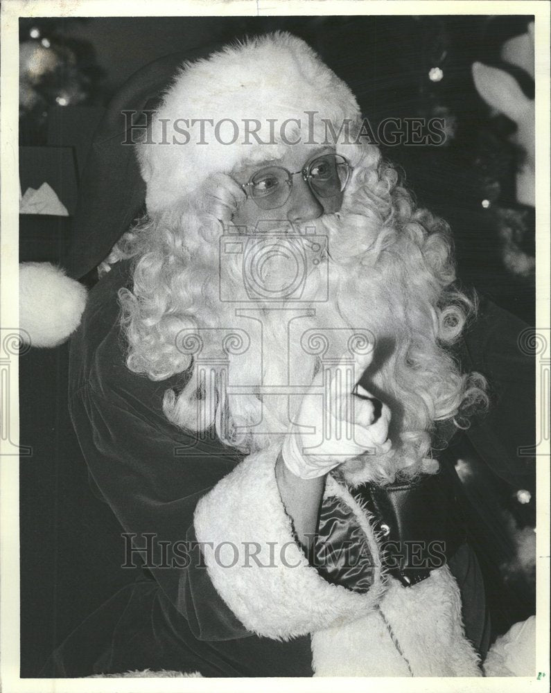 1981, Carson Pirie Scott Santa Claus child - RRV61435 - Historic Images