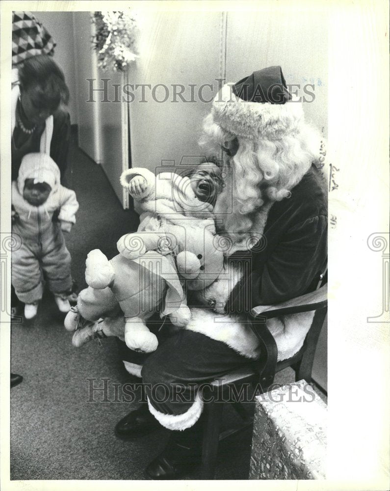 1986 Press Photo Santa Claus Christmas gift Illinois - RRV61459 - Historic Images