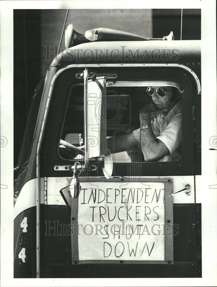 1979 Daley Plaza Police truckers lap derk - Historic Images