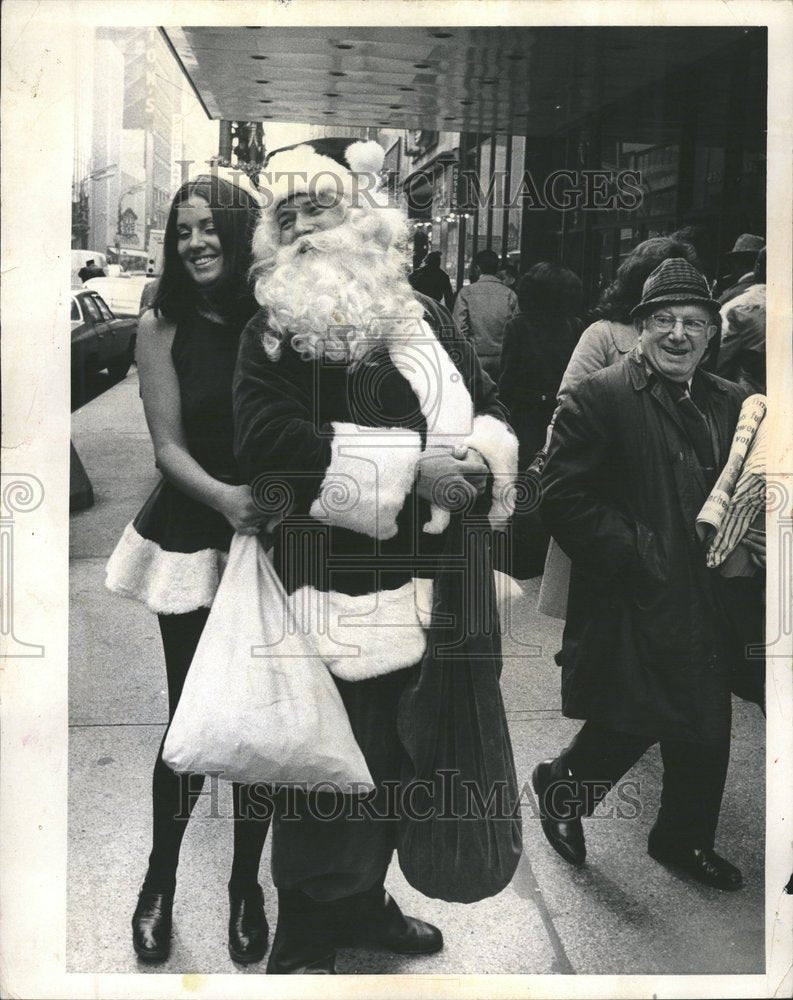 1973 Press Photo Santa Claus embracing warmup amusement - RRV61807 - Historic Images