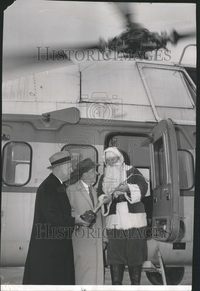 1958 Press Photo Santa Claus Views Helicopter Sleigh - RRV61935 - Historic Images