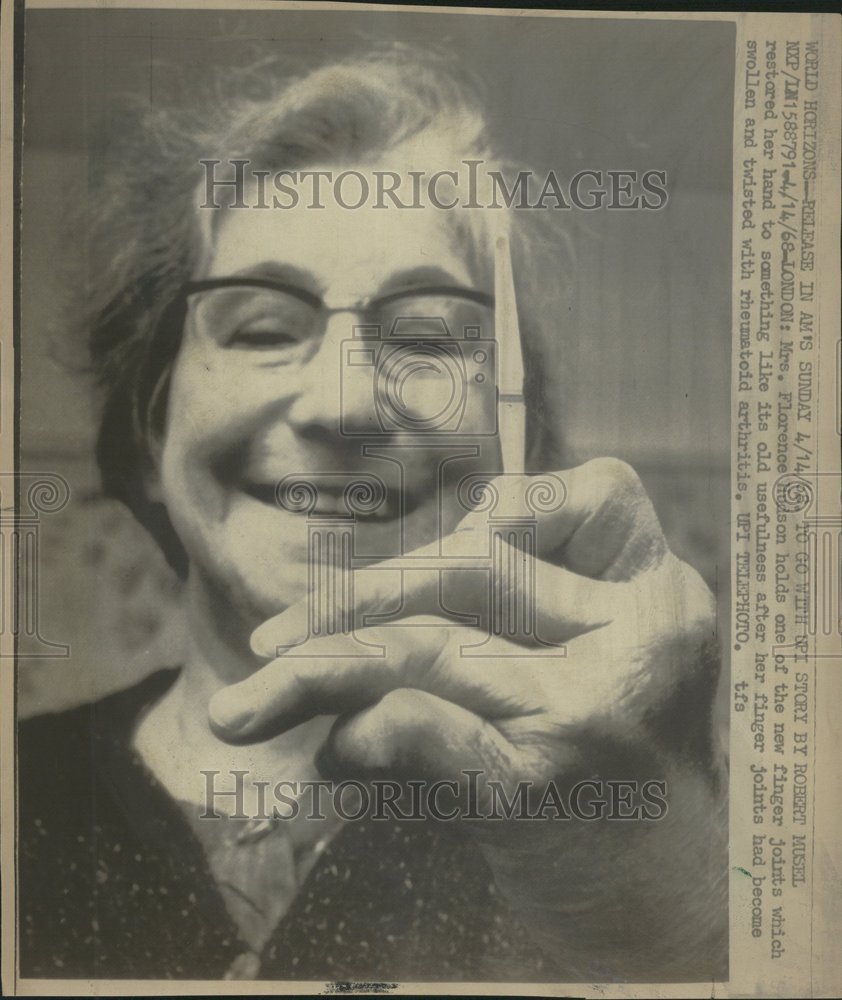 1968 Press Photo Mrs Florence Hudson hand finger joints - RRV62037- Historic Images