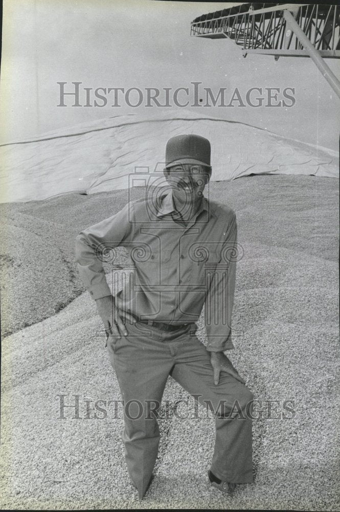 1987 Grain Elevator Owner Lynn Clarkson Oak - Historic Images