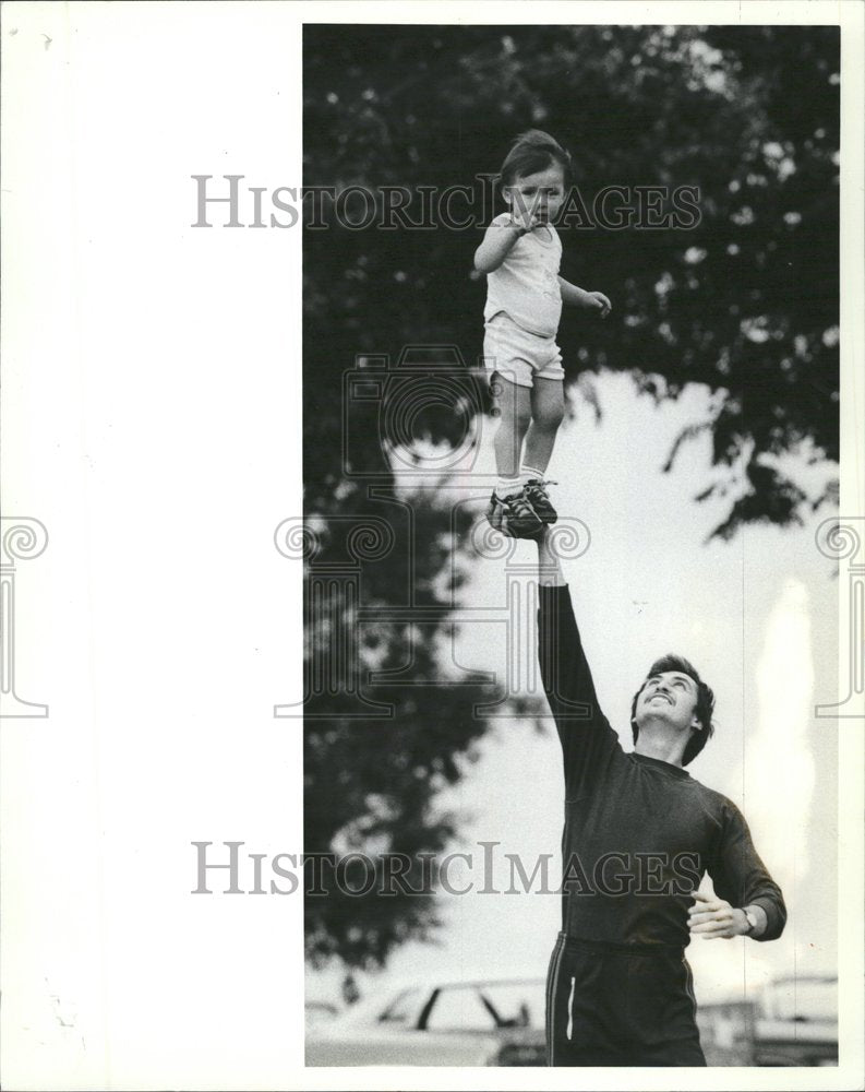 1982 Antonio Villasenor Lifts Son Gilbert - Historic Images