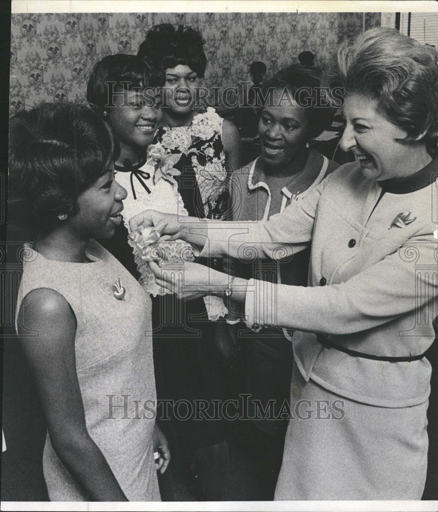 1968 women secretaries white collar jobs - Historic Images