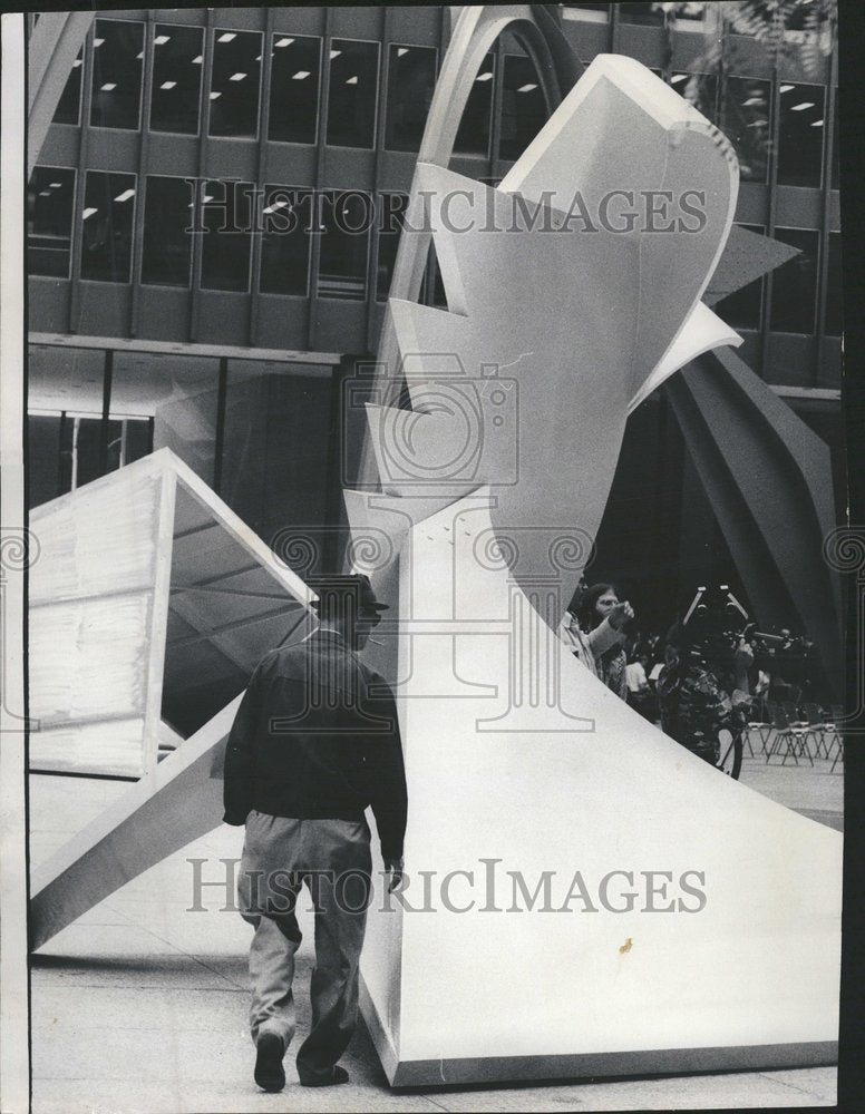 1975 Press Photo Flamingo Sculpture Fed Center Plaza - RRV62357 - Historic Images