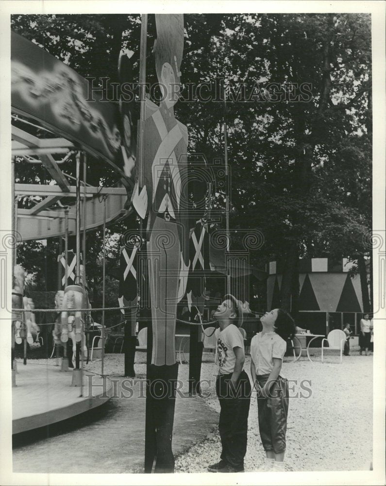 Press Photo Children Admire Carousel - RRV62457 - Historic Images