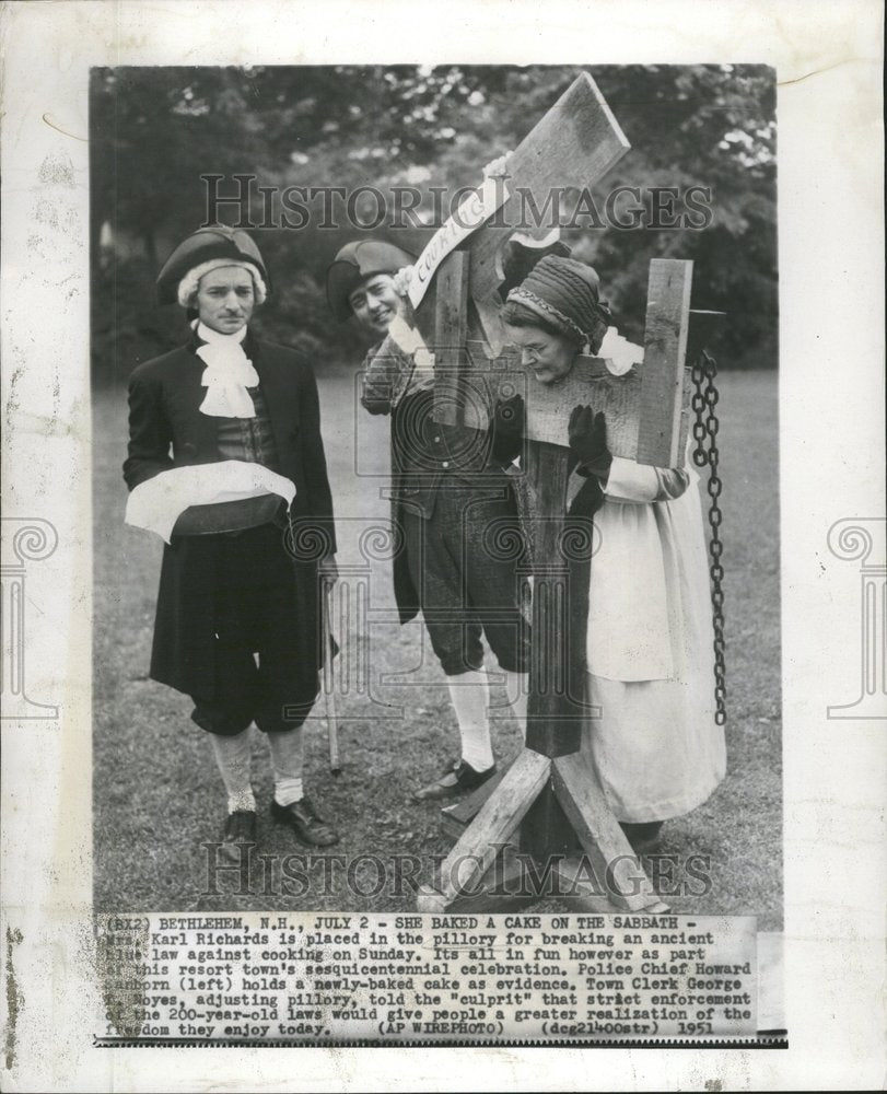 1951 Press Photo Karl Richards Placed Pillory - RRV62553 - Historic Images