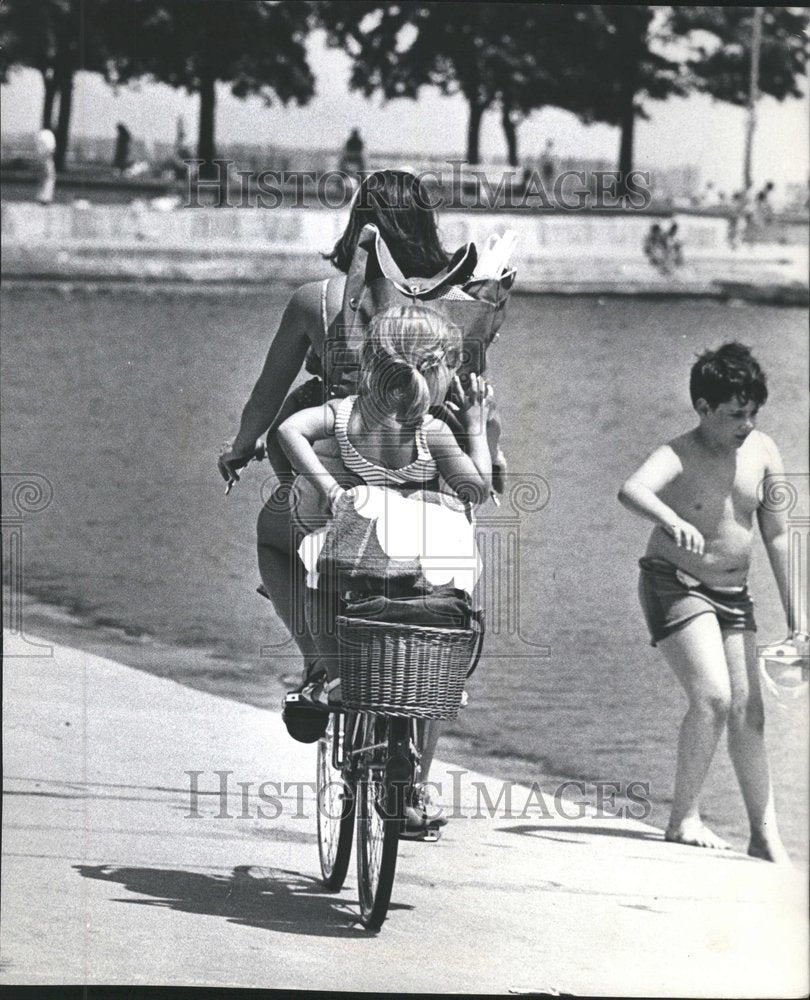 1973 Press Photo Mother Girl Bicycle Ride Fullerton - Historic Images