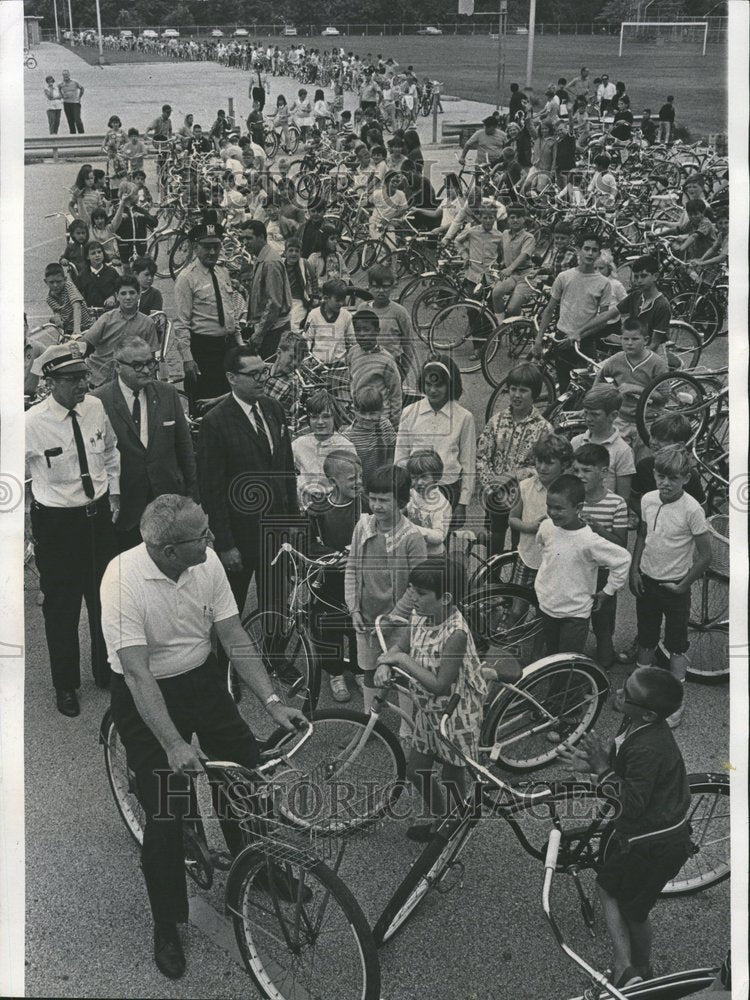 1967 Press Photo Foreground Scanlon Chester Mayor Cook - RRV62901- Historic Images