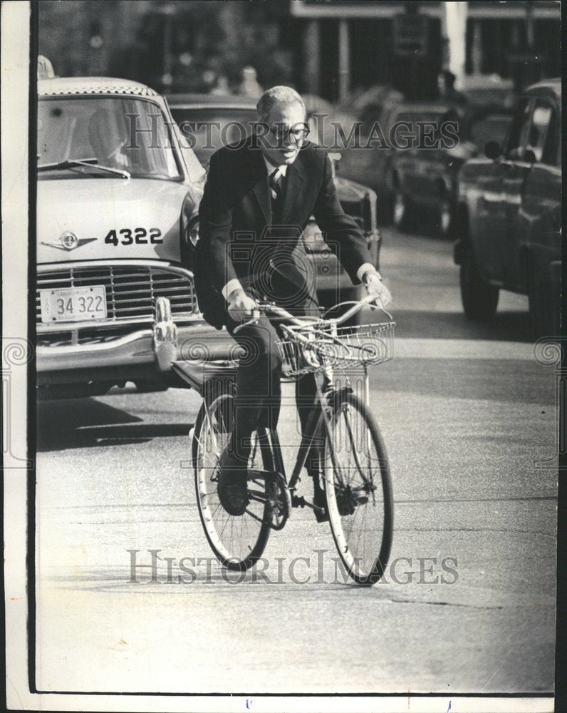 1972 Press Photo Bicycle Commute Chicago Businessman - RRV62955 - Historic Images