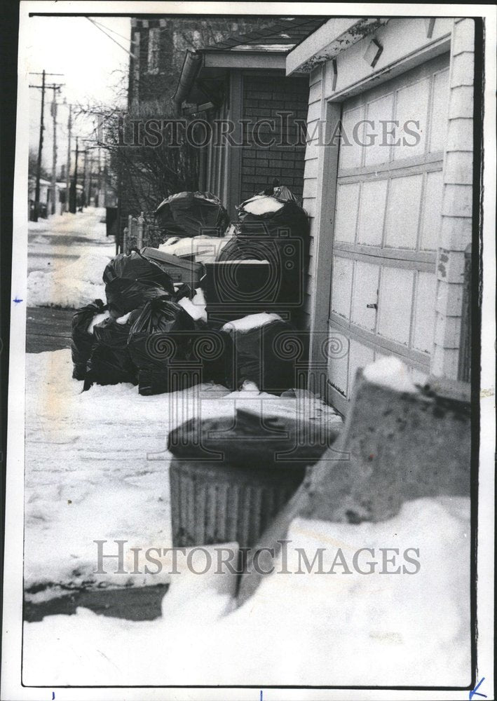 1976 Burwin IL garbage collector strike - Historic Images