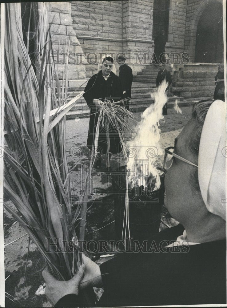 1970 Press Photo Foreground Sister Theresa Rosella - RRV63377 - Historic Images