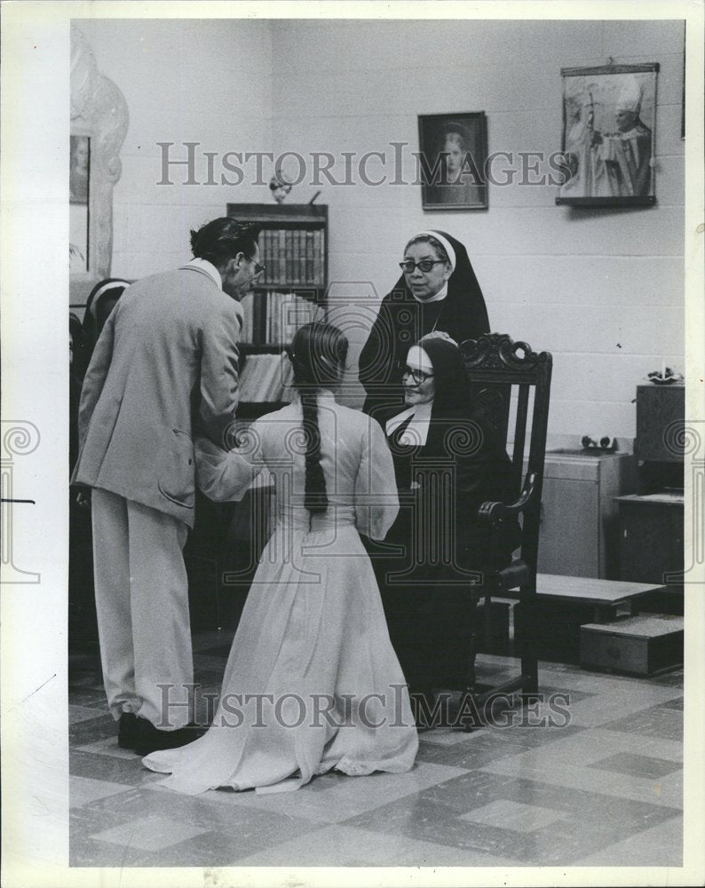 1983 Press Photo nun father daughter Hispanic Cotillion - RRV63507 - Historic Images