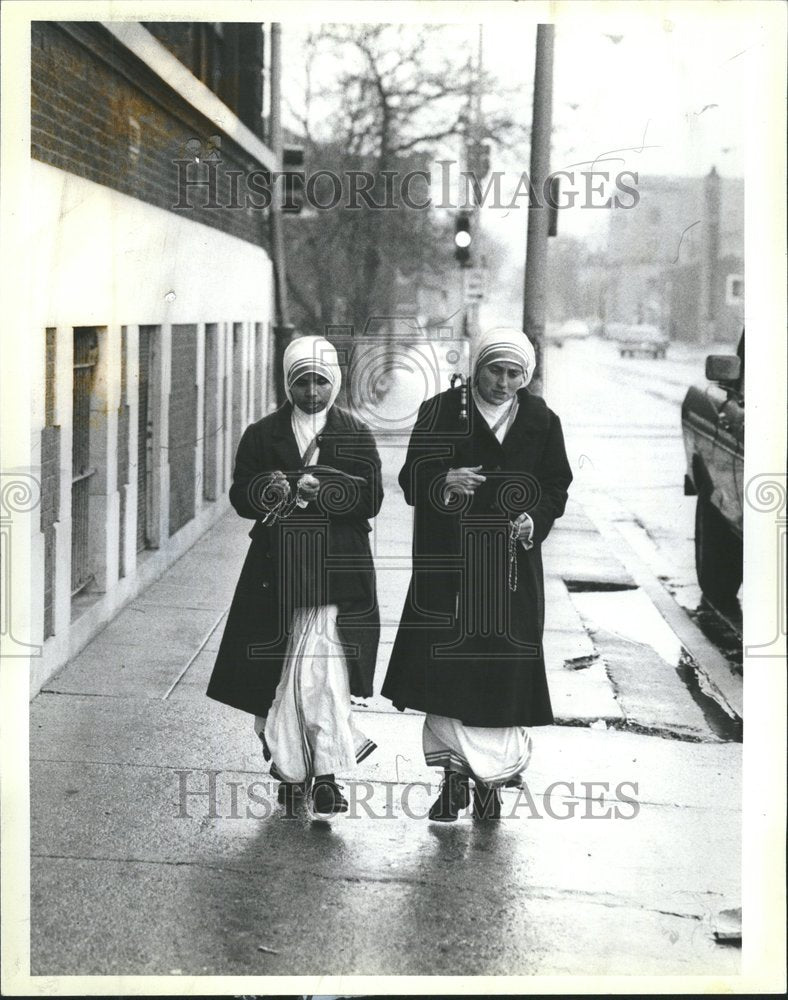 1983 Press Photo Nuns headed to convent - RRV63509 - Historic Images