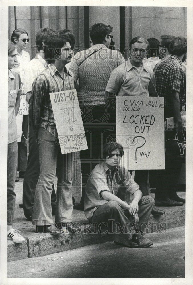 1971 AT&amp;T picket strike workers signs - Historic Images