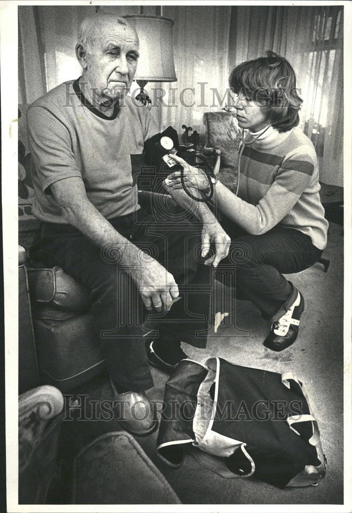 1979 Nurse Linda Elsik Visits P Guralchuk - Historic Images