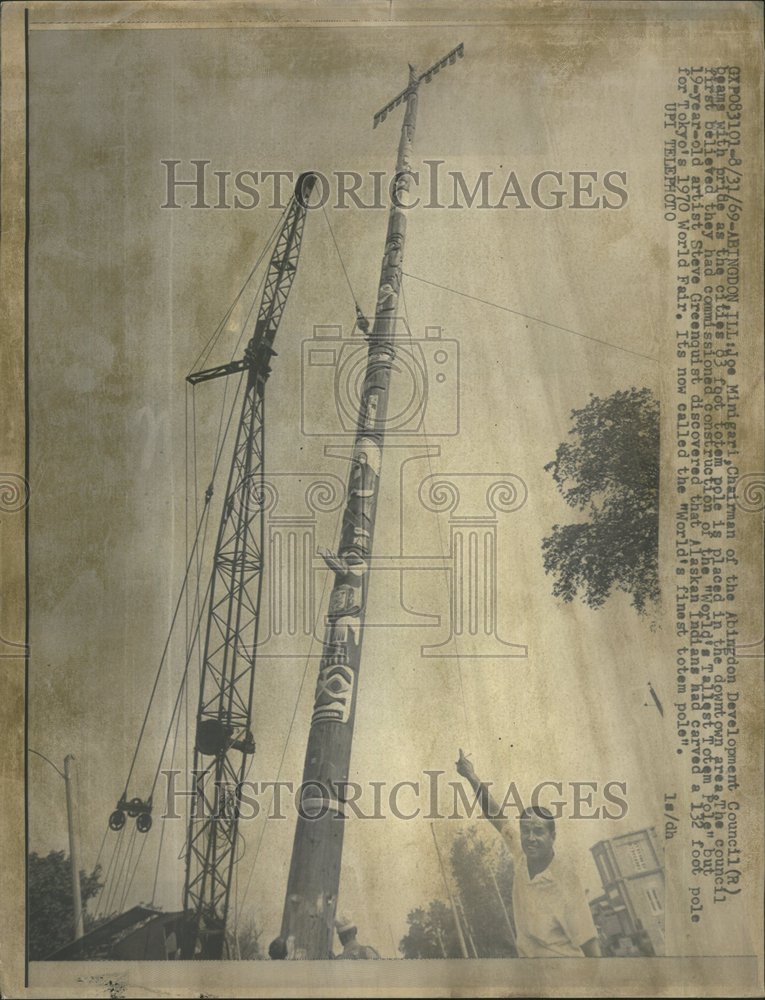 1969 Press Photo Joe Minigari With Totem Pole - RRV63689 - Historic Images