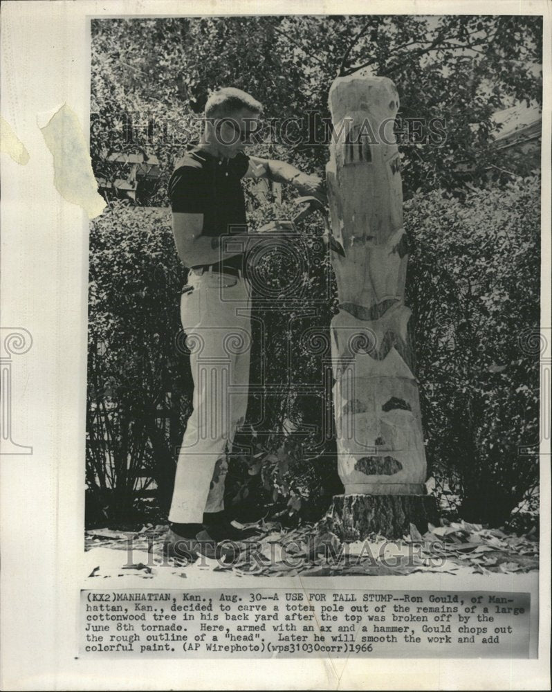 1966 Press Photo Ron Gould Carves Totem Pole Cottonwood - RRV63705 - Historic Images