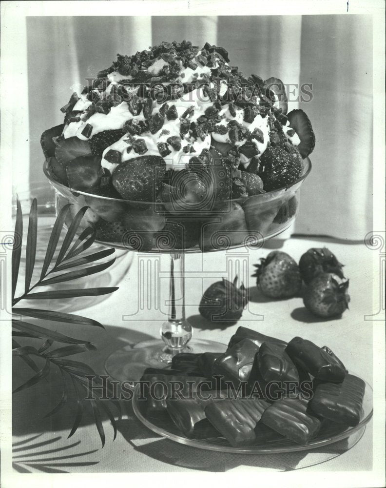 1967 Press Photo Dessert Fruit Candy - Historic Images