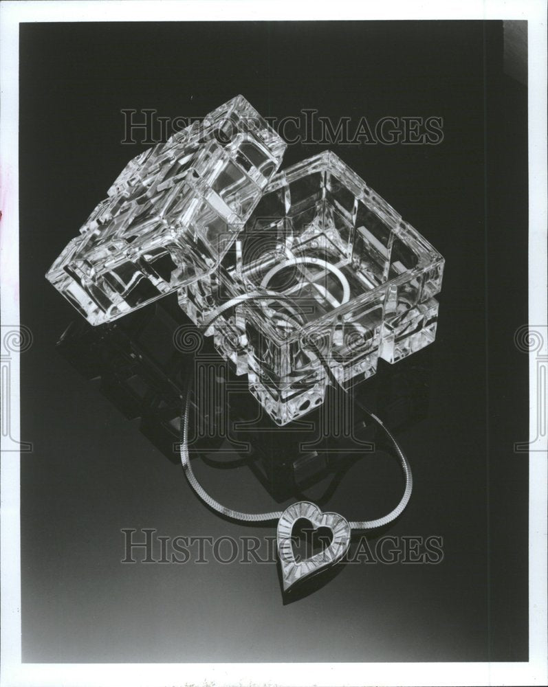 1987 Press Photo Diamond Pendant Les Magnifiques - RRV63893 - Historic Images