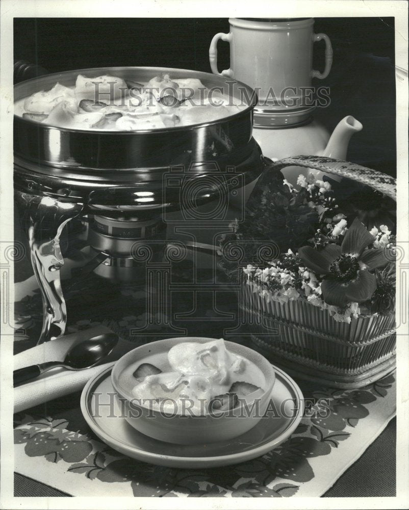 Press Photo A Light Dessert - Historic Images