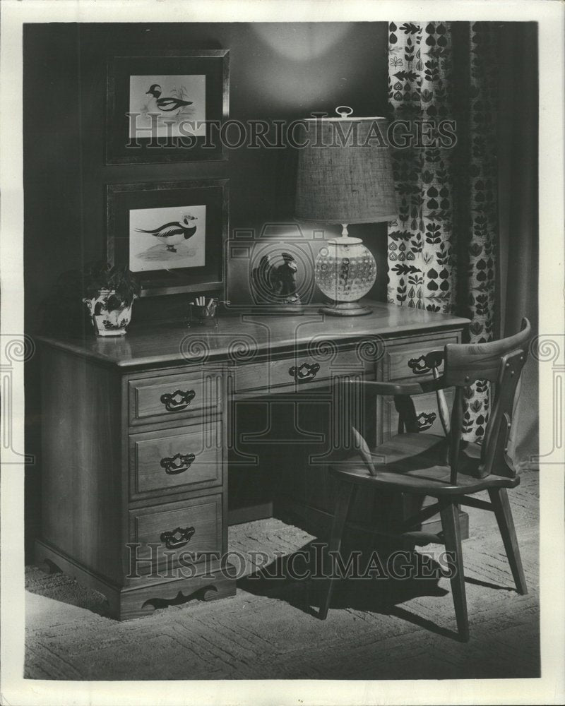 1952 Press Photo Desk/Furniture/Antiques/Home Decor - RRV64071 - Historic Images