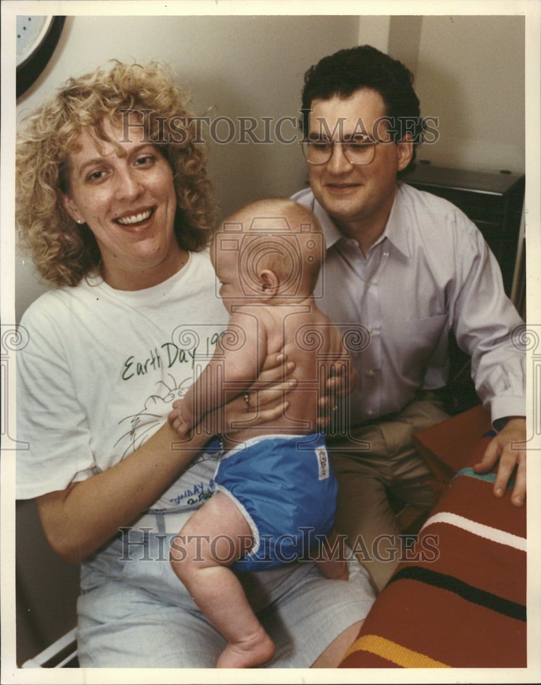 1990 Press Photo Cloth Diapers/Baby/Environmentalist - Historic Images