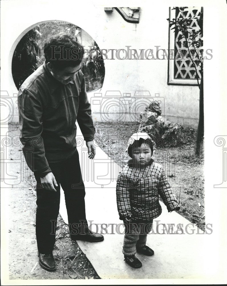 1986, photographer wrong position man child - RRV64925 - Historic Images