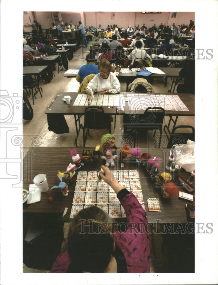 1993 Press Photo Dotty Krucek Plays Cards - Historic Images