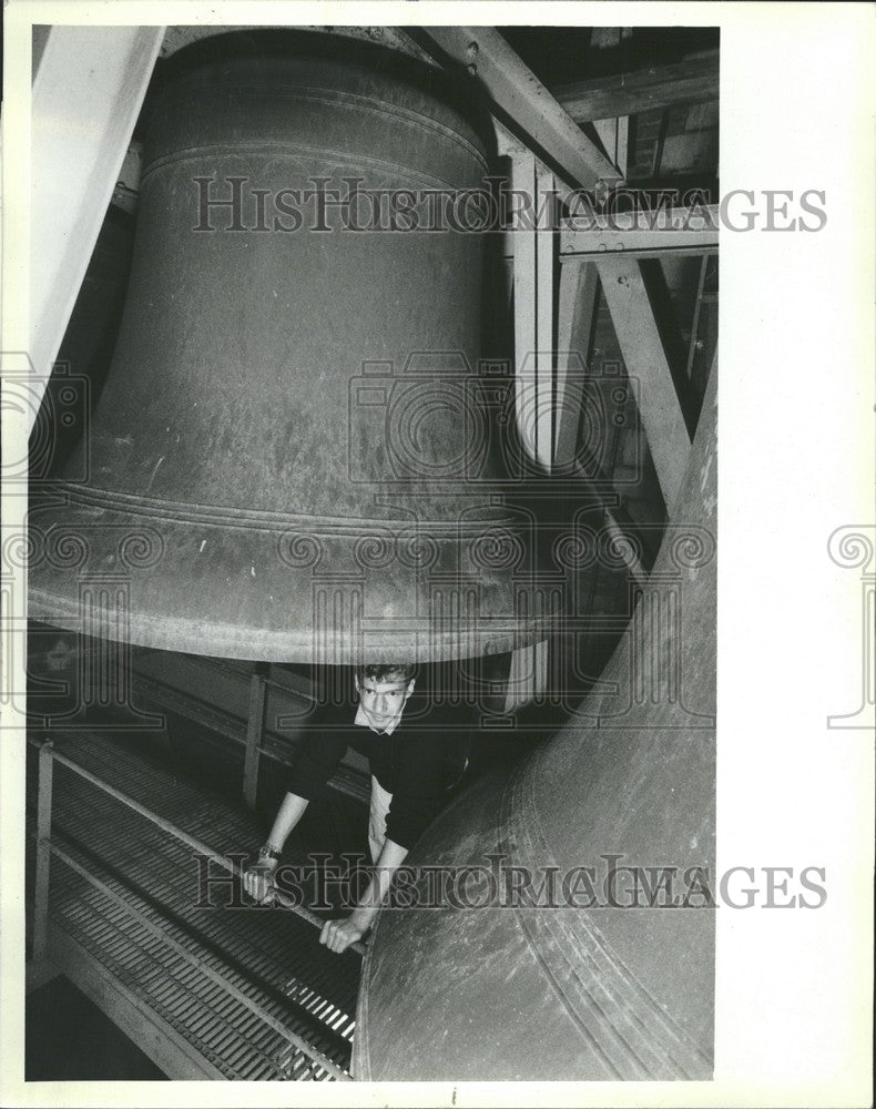 1986 Press Photo Bell Ringer Allan Rakov - RRV65227- Historic Images