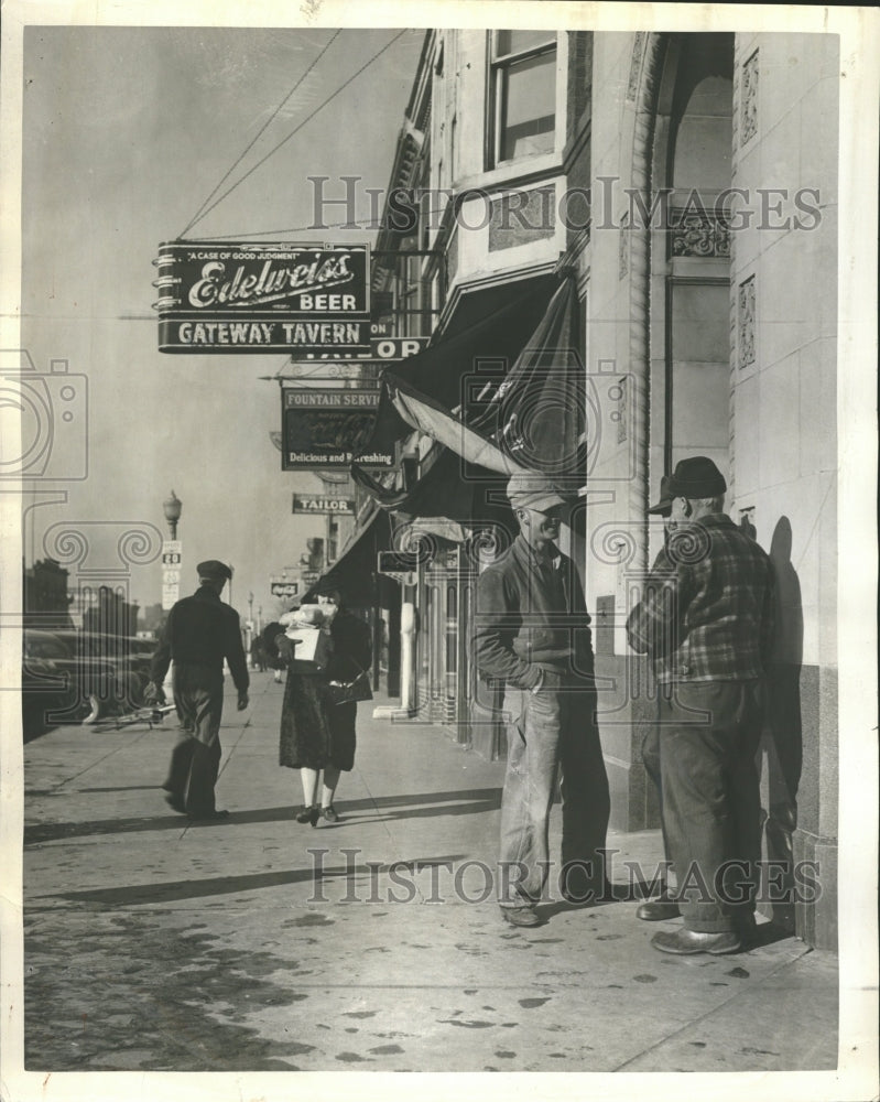 1944 Shopper Men Talking Belvidere - Historic Images