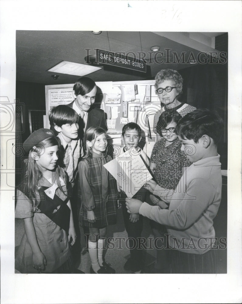 1971 Bank Tour School Students - Historic Images