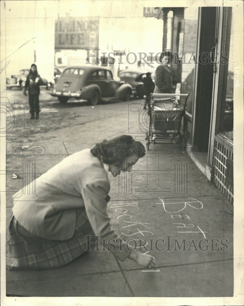 1944 Press Photo Woman Writing On Sidewalk Chalk Game - RRV65347 - Historic Images