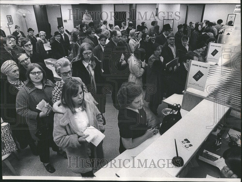 1971 Press Photo Chicago Passport Office Elmo Poole - RRV65521 - Historic Images