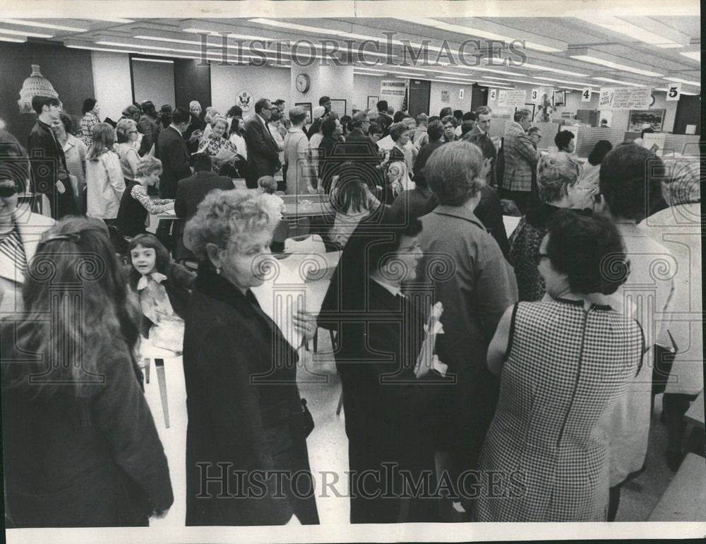 1971 Disks en Federal Building Passport-Historic Images