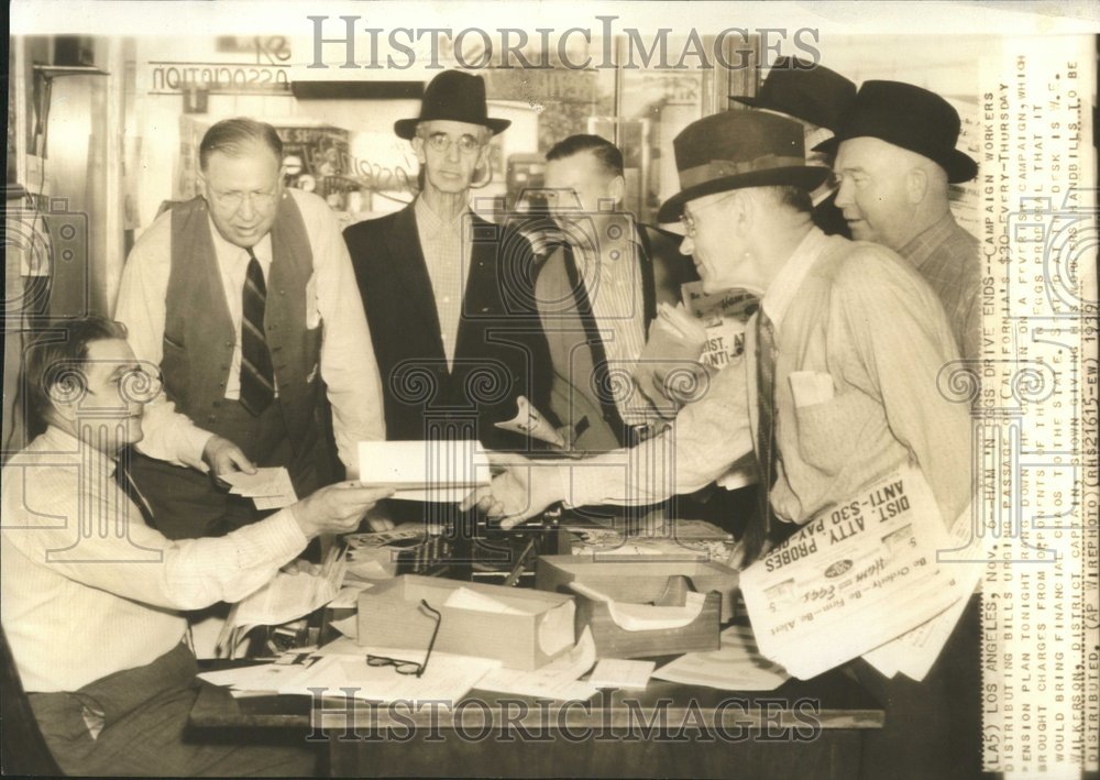 1939 Press Photo Campaign workers bills Pension plan - RRV65569 - Historic Images