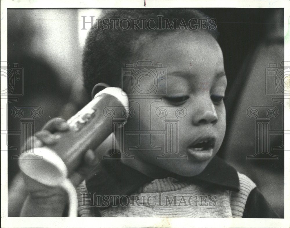 1978 Press Photo Household Castoff Children Parent - Historic Images