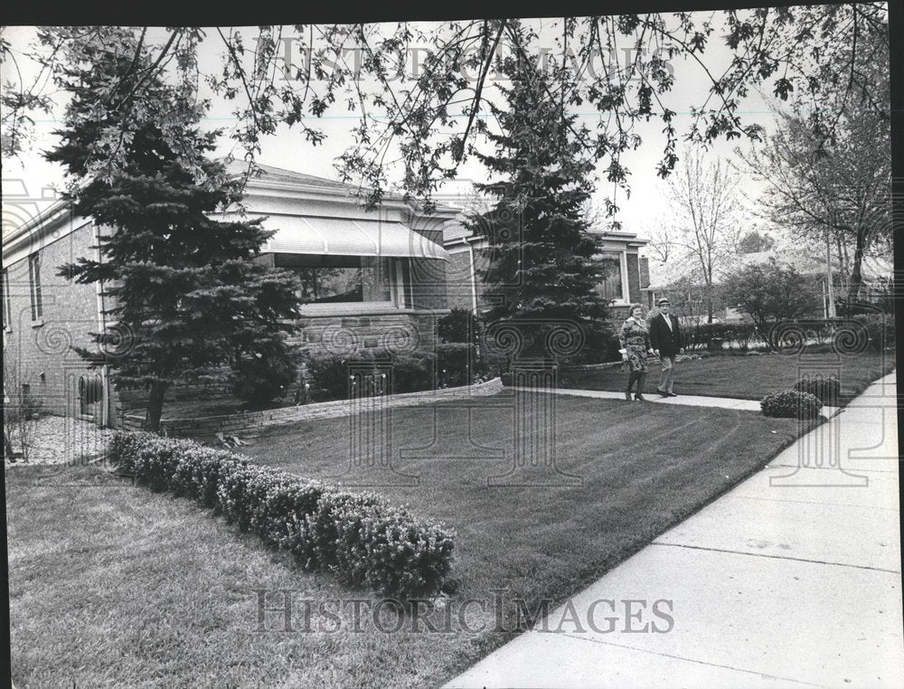 1975 Press Photo Mr Mrs Shedon Brown bungalow Hollywood - RRV65919 - Historic Images