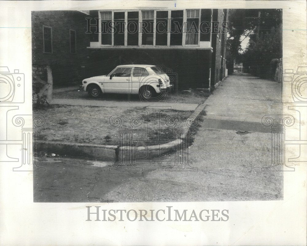 1976 Press Photo Car Parked on Lawn Ticketed - RRV65987 - Historic Images