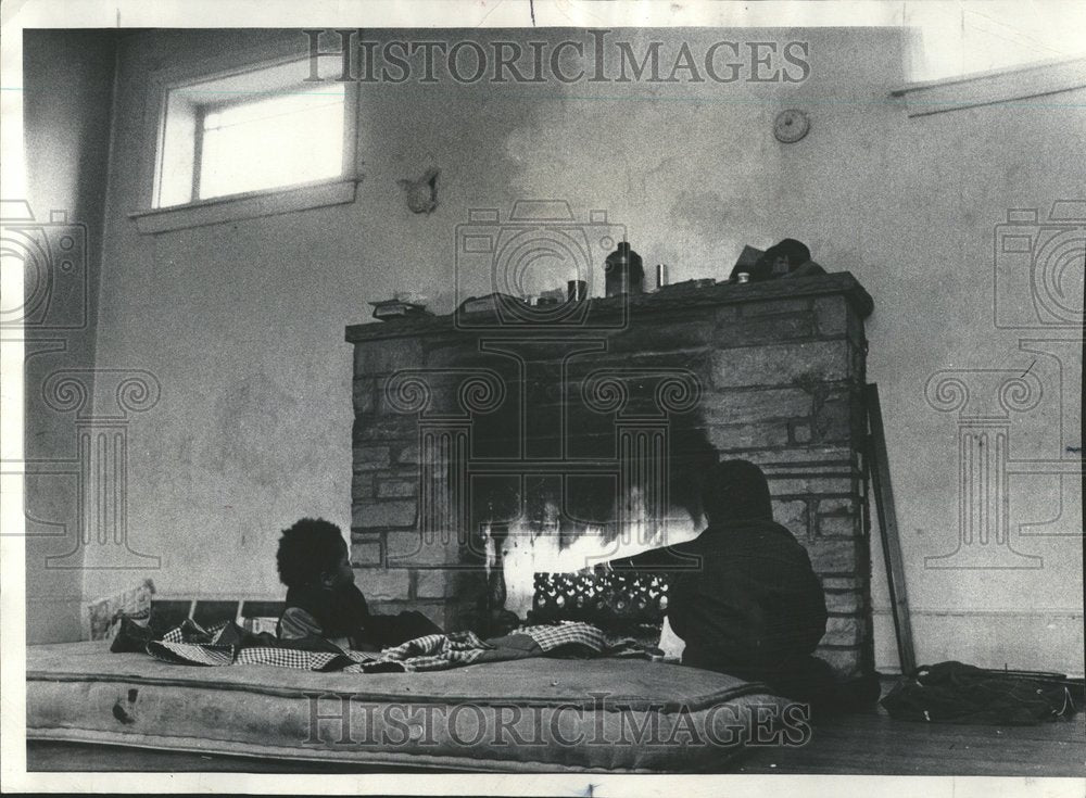 1977 Fireplace House Heat Winter Weather - Historic Images