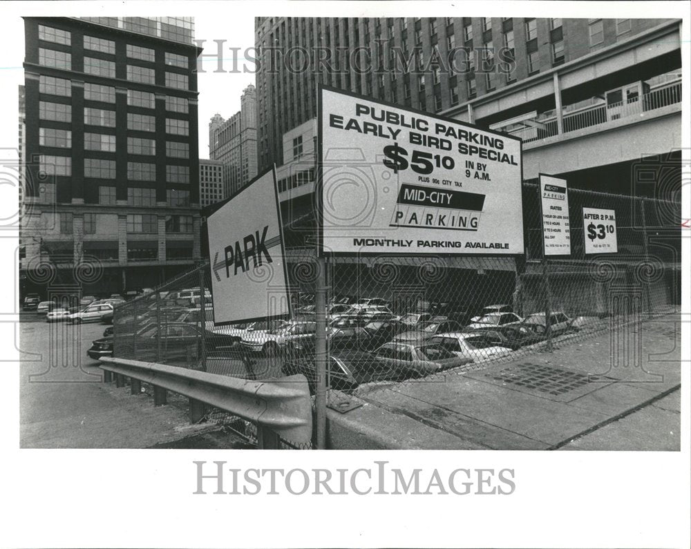 1991 Press Photo Motorist Train Strike Grabbing Space - RRV66231 - Historic Images