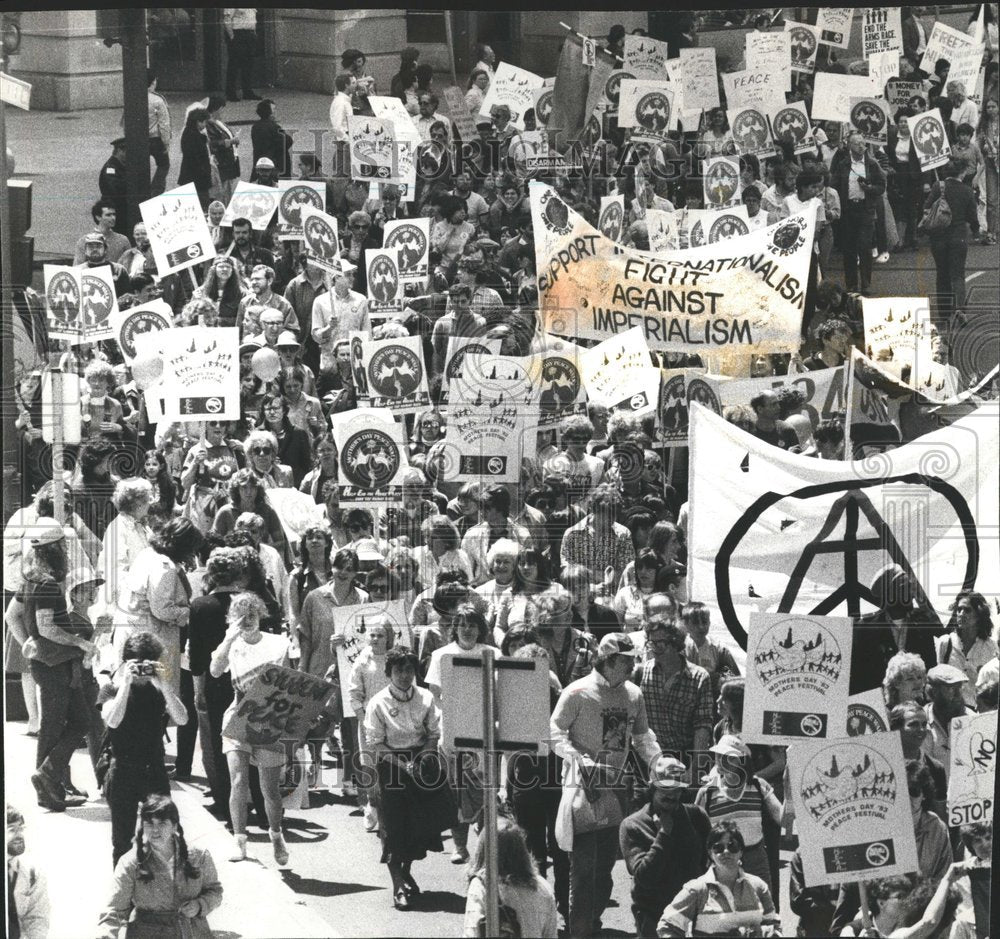 1984 Press Photo Peace Marchers Head Down Michigan Ave - RRV66243 - Historic Images