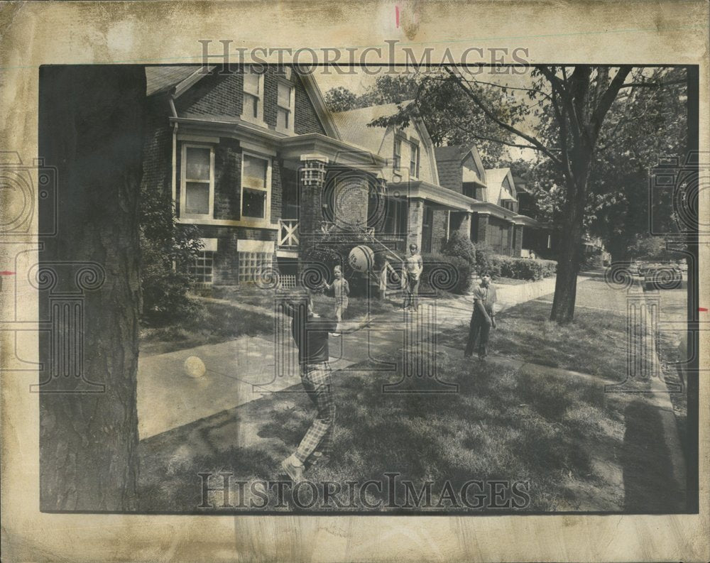 1974 Street scene Tom OConnell home Kids - Historic Images